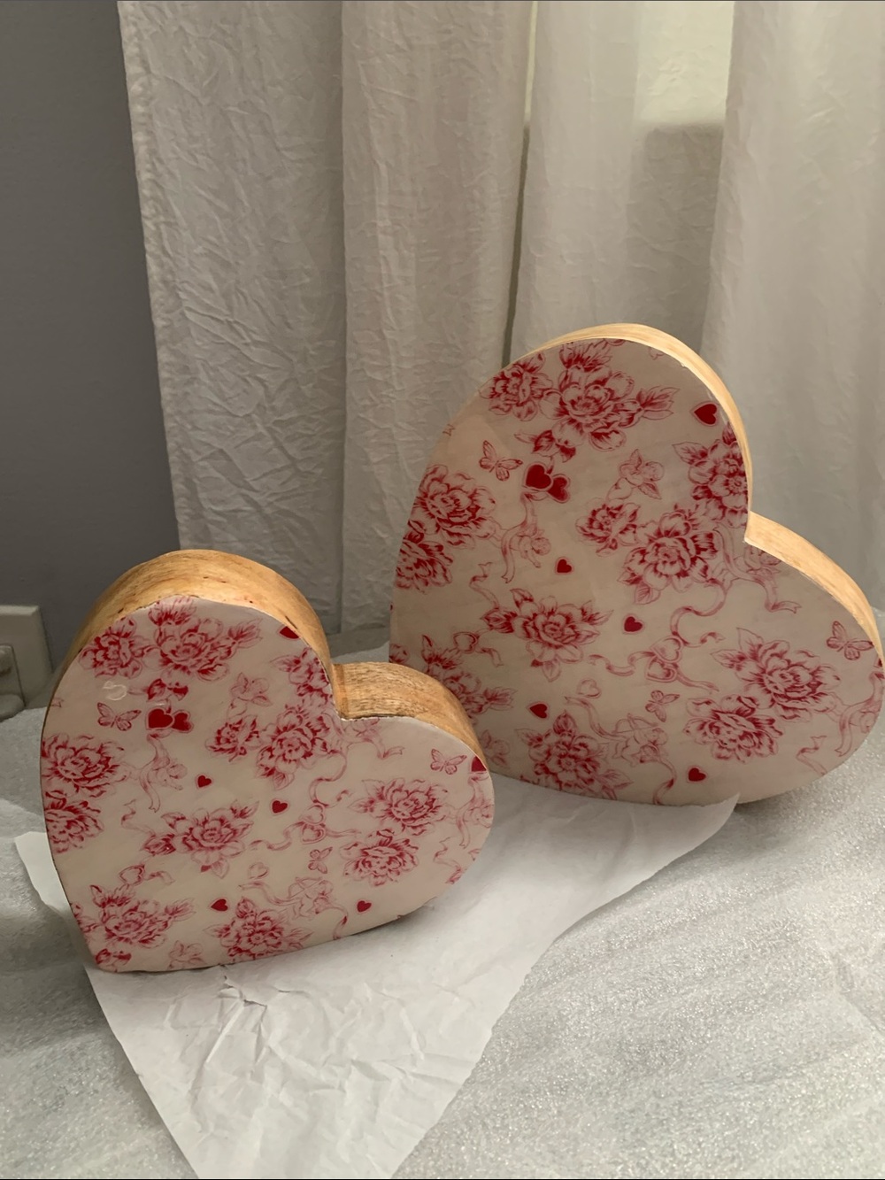 🆕- RACHEL ZOE SET OF TWO FLORAL  MULTI PINK WOODEN HEARTS